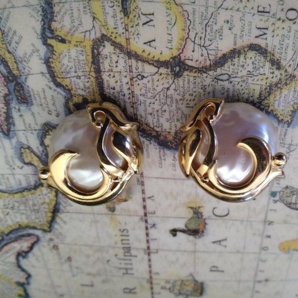 ❤️GIVENCHY Paris Pearl / Gold Clip Earrings Signed - Picture 1 of 5